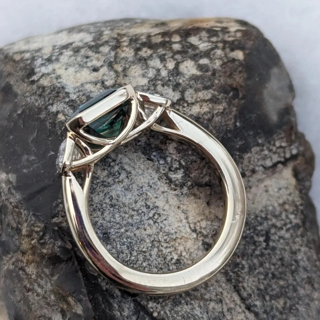 /public/photos/live/3 stone ring (1).webp